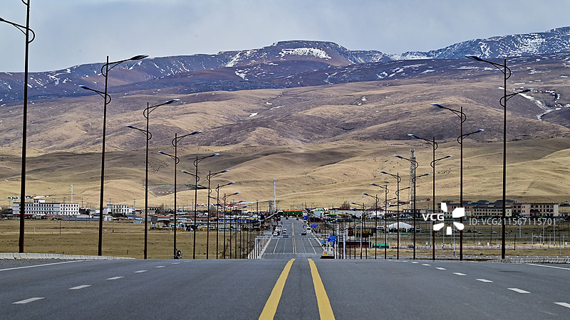青海湖边的路和山图片素材