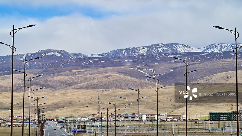 青海湖边的路和山图片素材