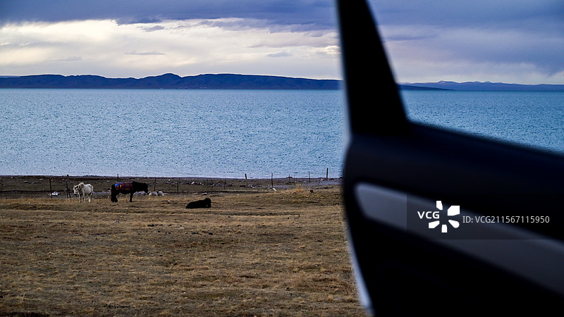 公路主题下的青海湖图片素材
