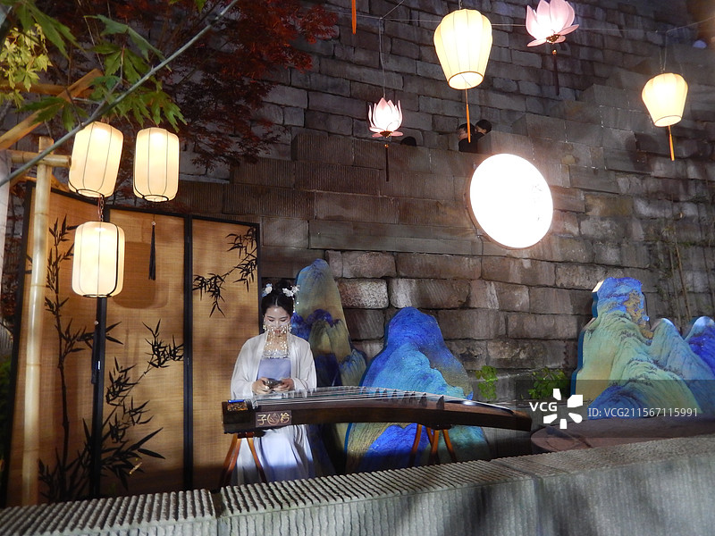 重庆市云阳县世界地质公园磐石城，云上天街“云阳版磁器口古镇”美食街 打铁花火焰高图片素材