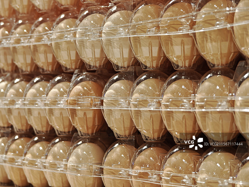 正在货架上售卖的新鲜鸡蛋图片素材