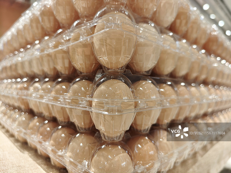 正在货架上售卖的新鲜鸡蛋图片素材