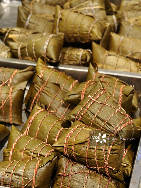 超市中正在售卖的新鲜粽子四角粽图片素材