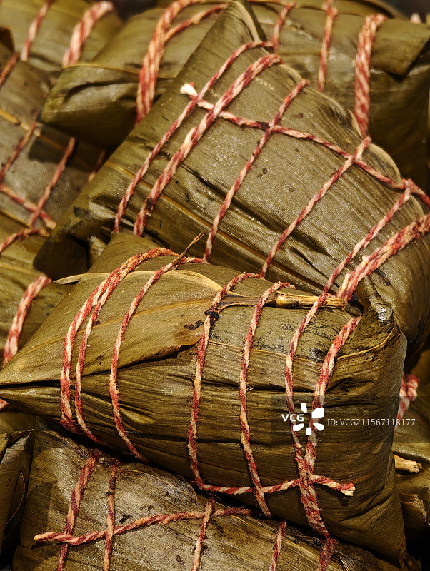 超市中正在售卖的新鲜粽子四角粽图片素材