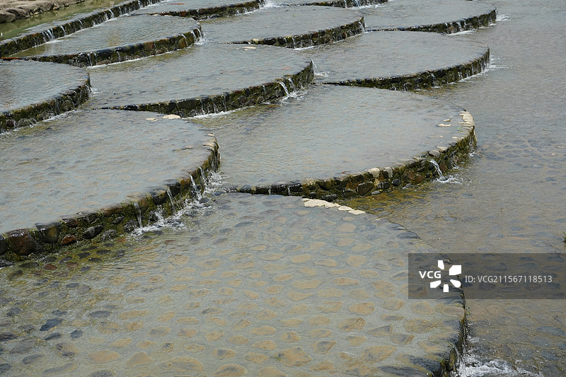浙江省绍兴市新昌 下洲村 河水 鱼鳞坝 水坝图片素材