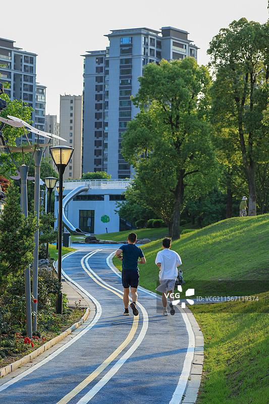 公园里晨跑的人们图片素材
