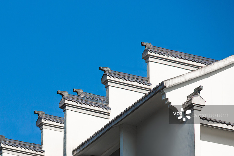 中国中式传统风格屋檐屋顶古建筑牌坊苏式徽派古镇蓝天晴朗图片素材