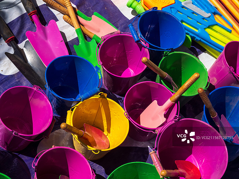 市面上出售的彩色玩具水桶 戏水 亲水 儿童玩具图片素材