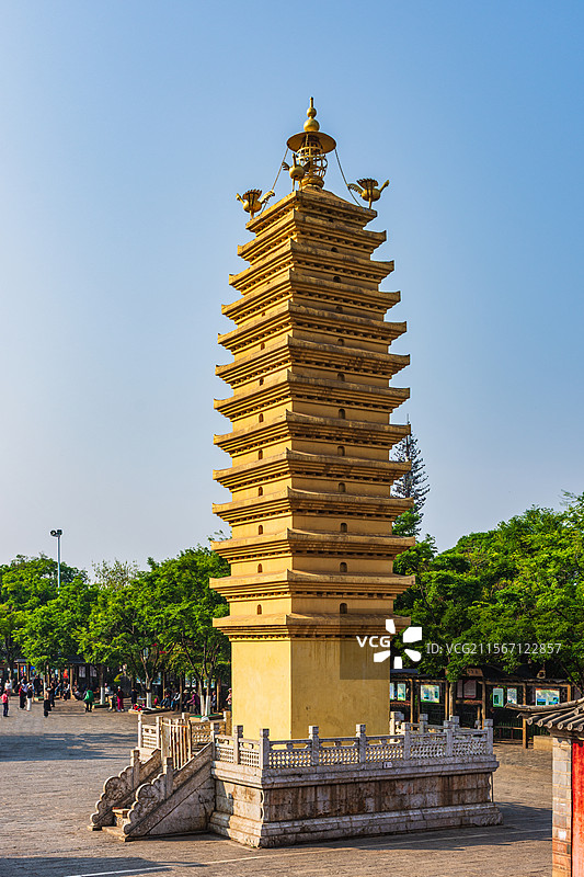 云南昆明官渡古镇：妙湛寺双塔之西塔图片素材