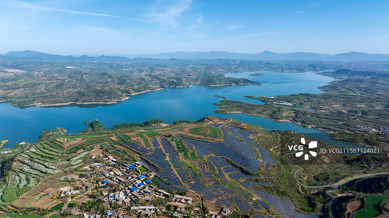 黄河岸边太阳能发电场光伏发电航拍图片素材