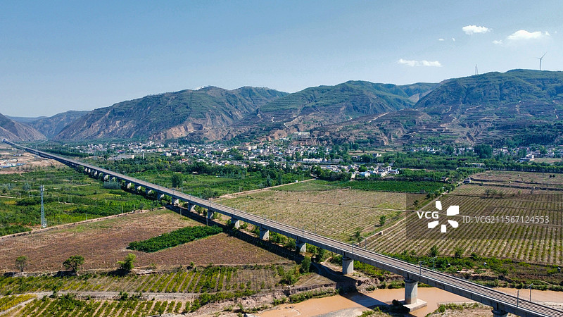 航拍视角下天水伏羲卦台山渭河河谷风光图片素材