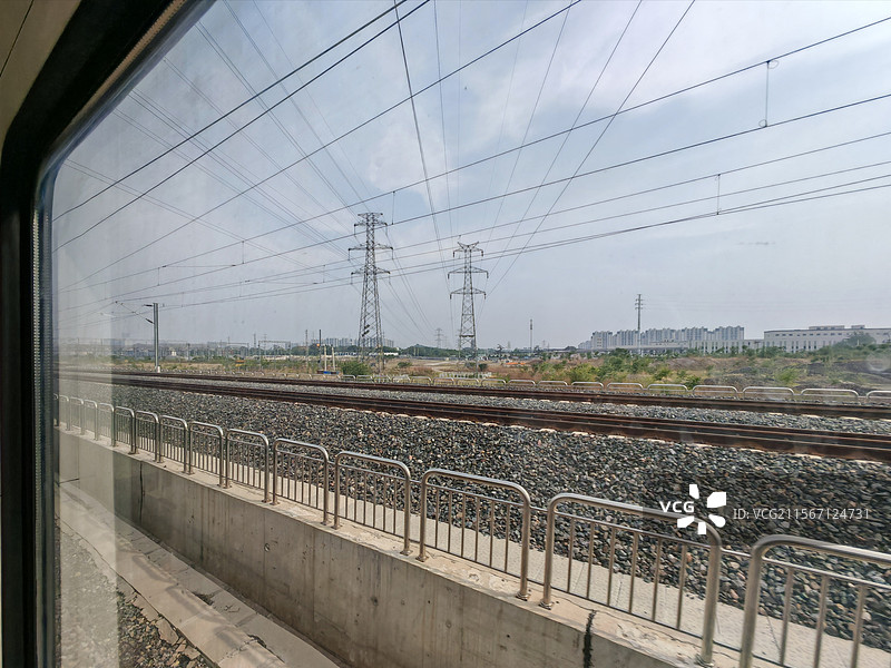 窗外铁路及输电线路图片素材