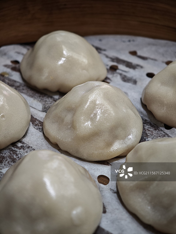蒸笼里的中式汤包特写图片素材