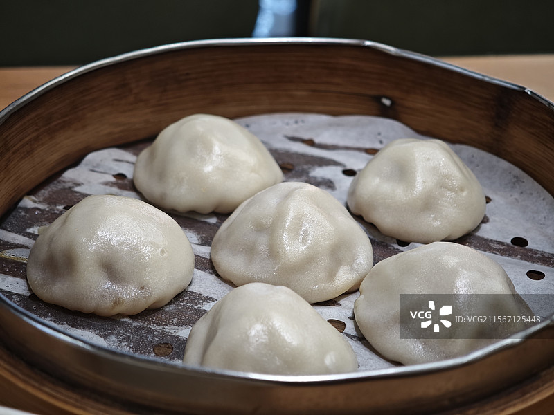 蒸笼里的中式汤包特写图片素材