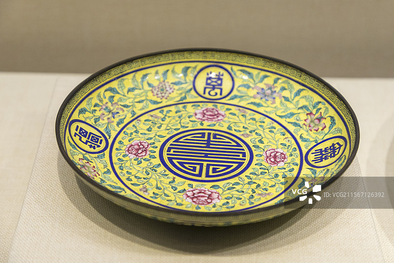 开封市博物馆，清朝文物，乾隆款画珐琅“万寿无疆”盘图片素材