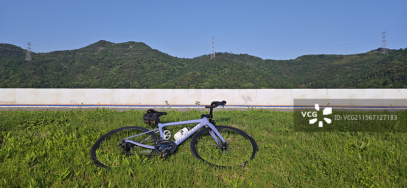 草地自行车图片素材