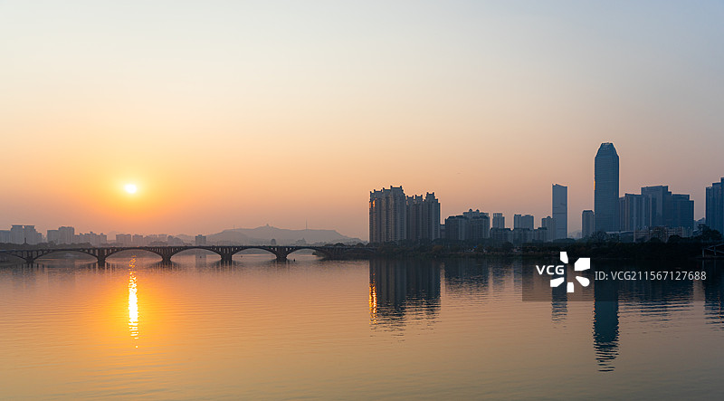 中国广东惠州江北CBD商务建筑群和东江大桥日落风光图片素材