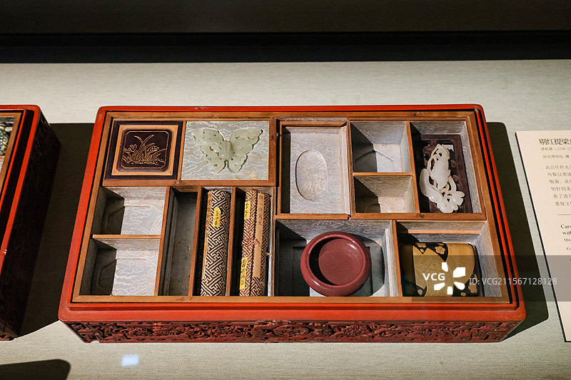 故宫博物院乐林泉中外园林文化展乾隆福寿宝胜百什件多宝格箱图片素材