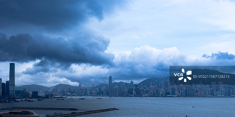 香港维多利亚港：乌云压境下的城市剪影图片素材