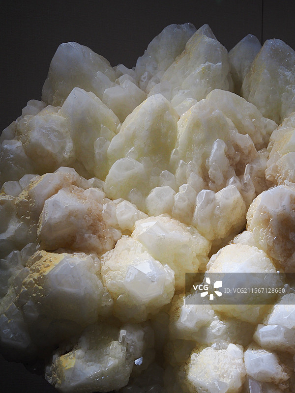 纯净闪耀的矿物之美图片素材