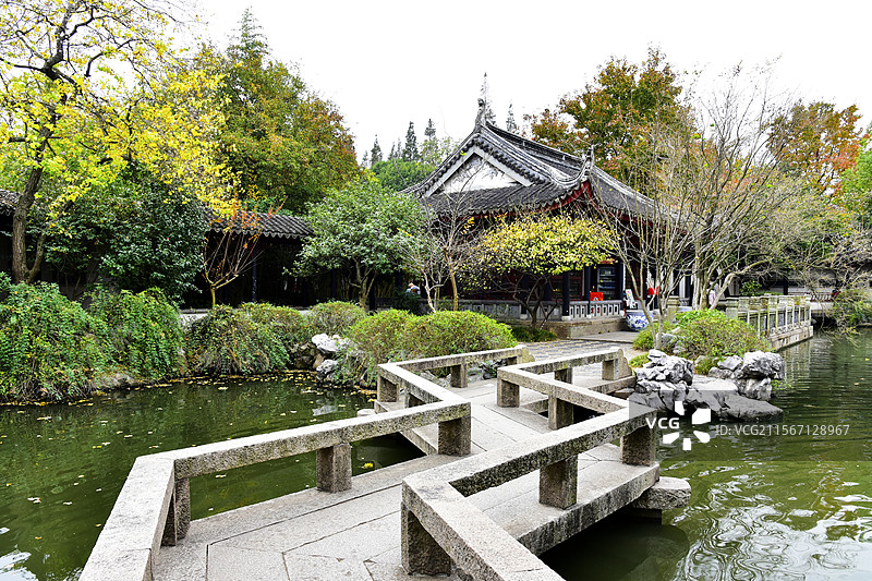 江苏省苏州同里古镇园林石桥池塘古建筑亭子图片素材