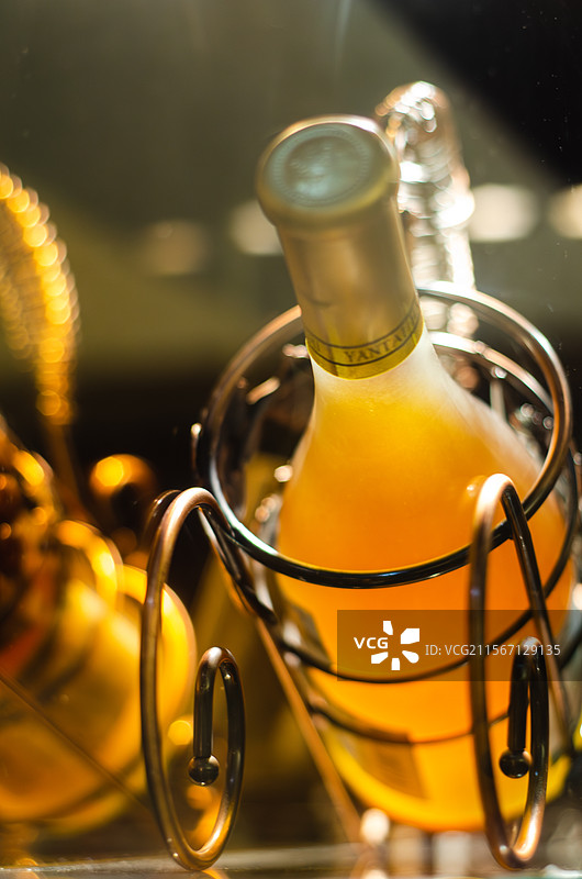 放在酒架上的白葡萄酒特写图片素材