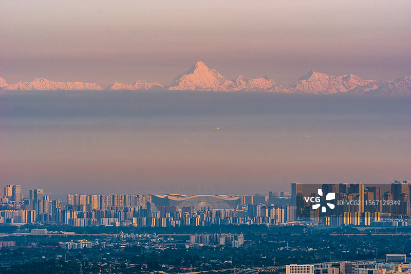 飞跃幺妹峰图片素材