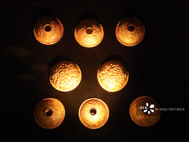 河南博物馆燕赵故事-各种形状金饰件图片素材