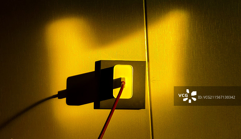 阳光笼罩下的充电器图片素材