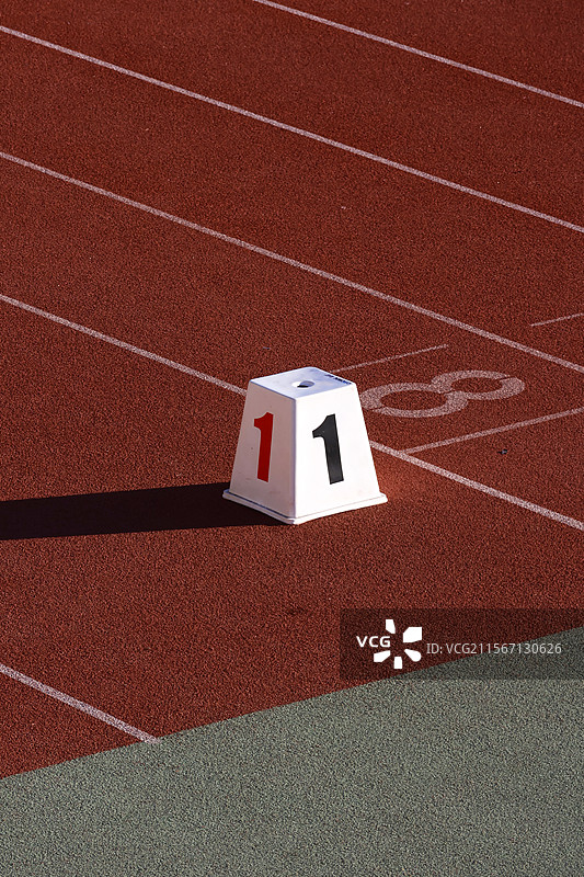 跑道上的标记桶图片素材