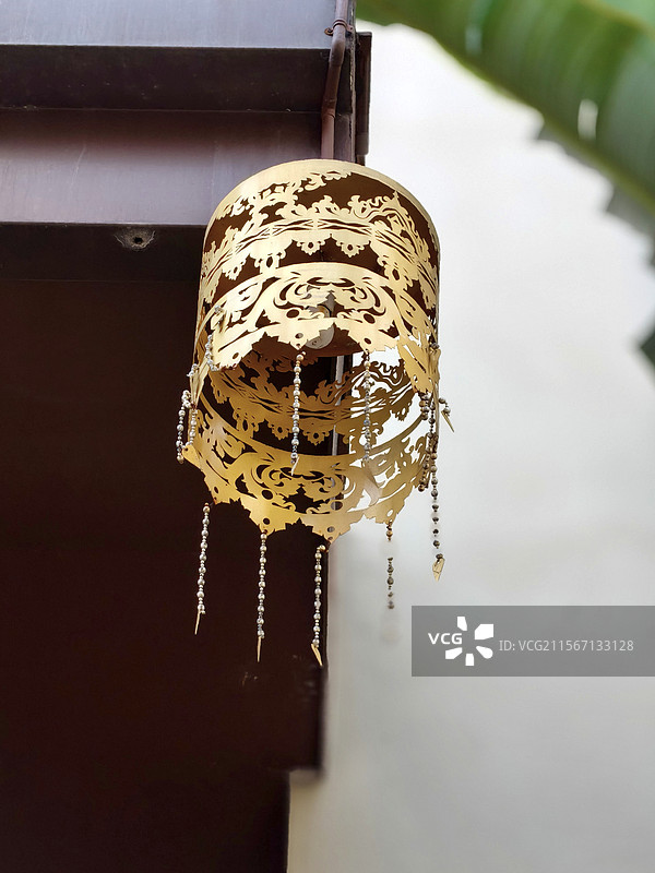 傣族文化—悬挂的金色灯罩图片素材
