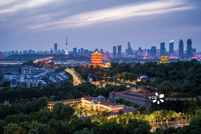 武汉黄鹤楼与龟山电视塔同框图片素材