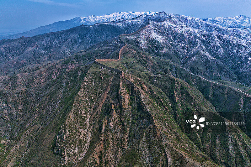夏天的广武长城，5月下雪让广武长城有了冰火两重天的感觉。图片素材
