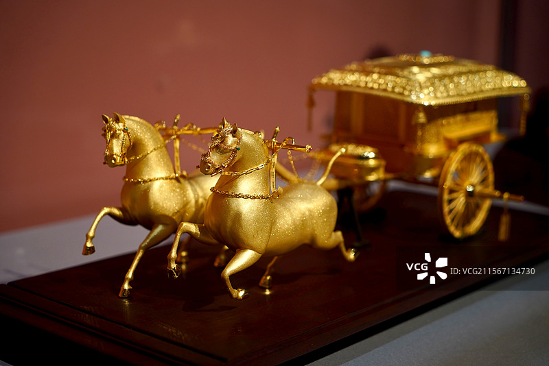中国工艺美术馆藏金银细工金龙御驾足金马车图片素材