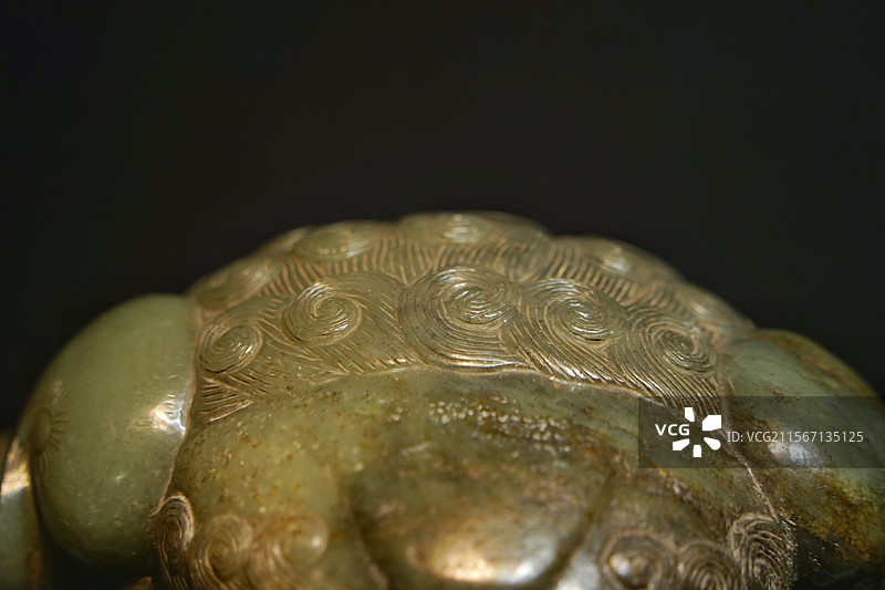 首都博物馆藏明代新疆和田玉雕碧玉太狮少狮局部特写坨工阴刻皮壳光气古董玉石收藏图片素材