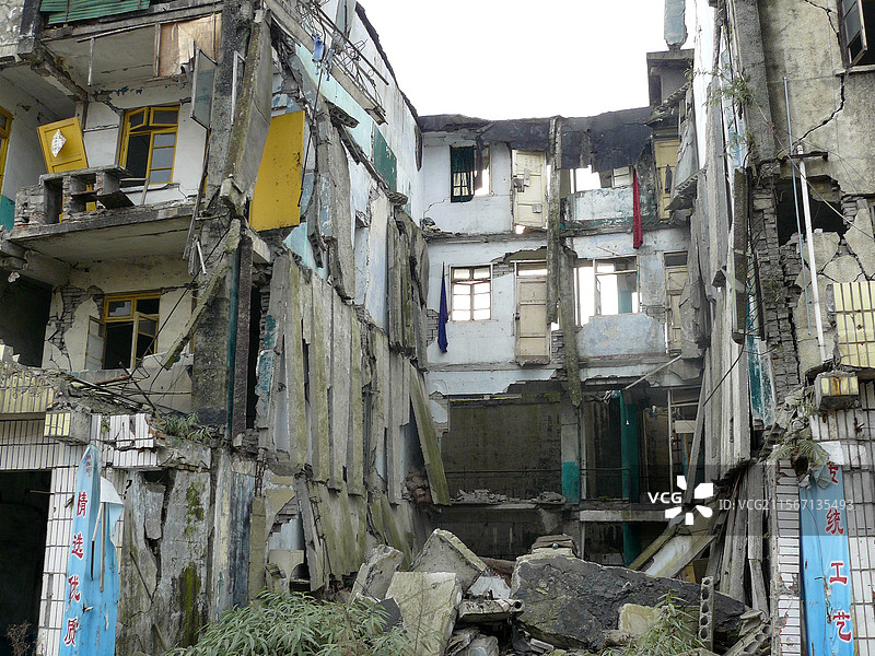 5.12汶川大地震被损毁的居民楼图片素材