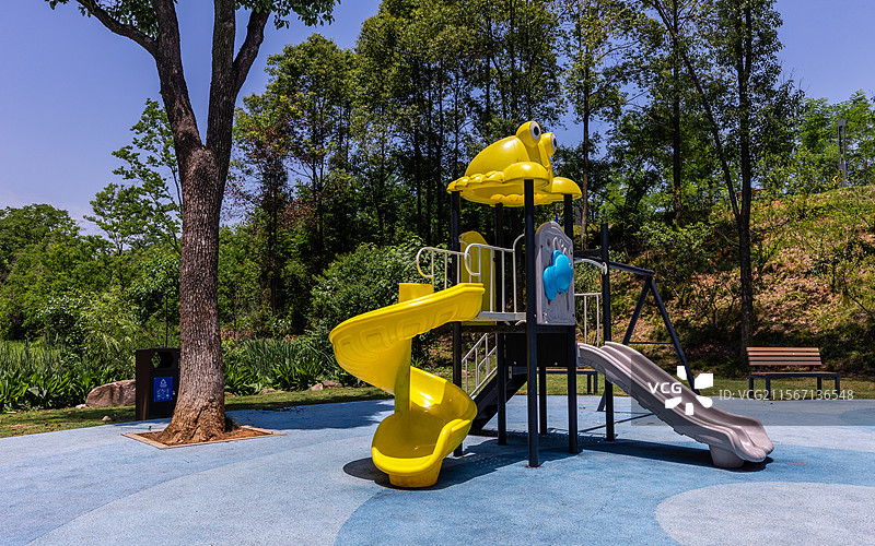 常德城市居民区附近街心公园的儿童游乐设施图片素材