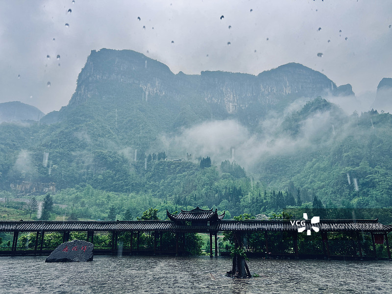 雨中的鹿院坪图片素材