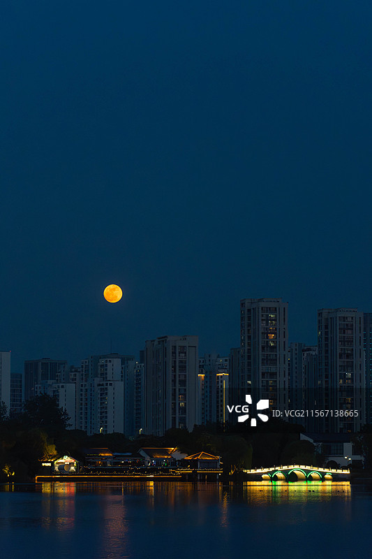 苏州石湖公园赏月图片素材