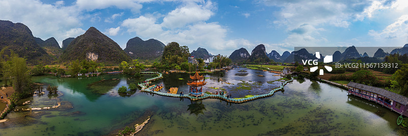 青峰碧水绕画亭图片素材