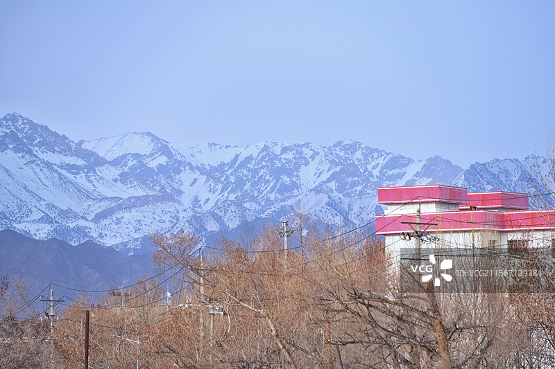 德令哈 雪山环绕的小城图片素材