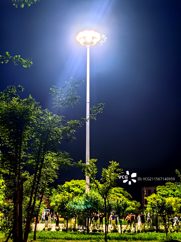 花红柳绿艳香浓，和风细雨润无穷 景色迷人心陶醉，园林漫步自轻松图片素材