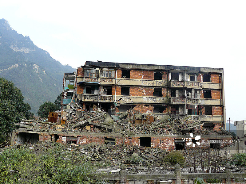 5.12汶川大地震损毁的居民楼图片素材