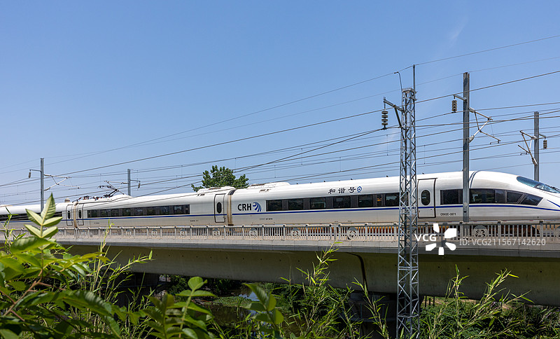 常德站附近高速行驶中的和谐号电力动车列车图片素材