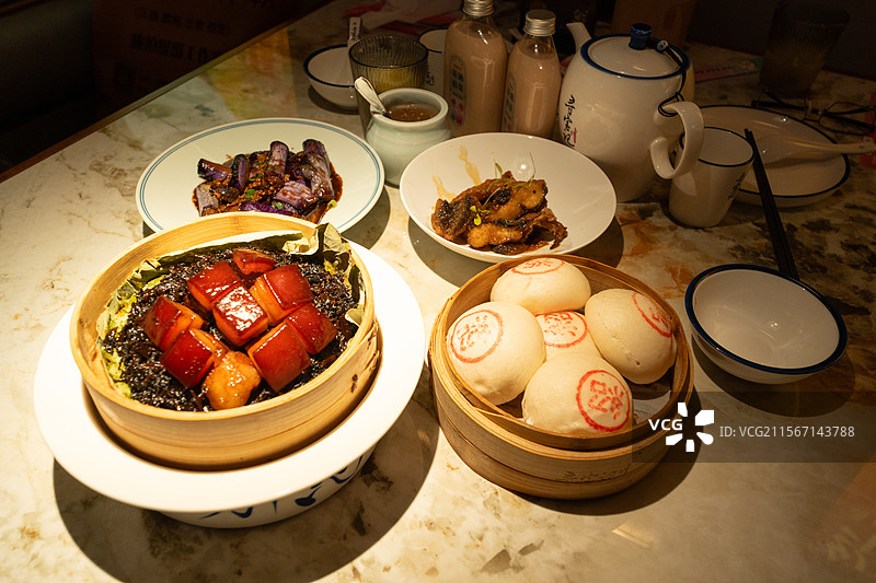 绍兴美食，梅干菜焖肉，酒酿馒头，西施豆腐，黄酒，花雕酒，醉鱼图片素材