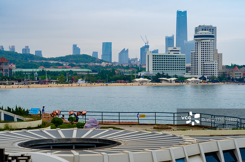 青岛海底世界海豹馆附近城市风光图片素材