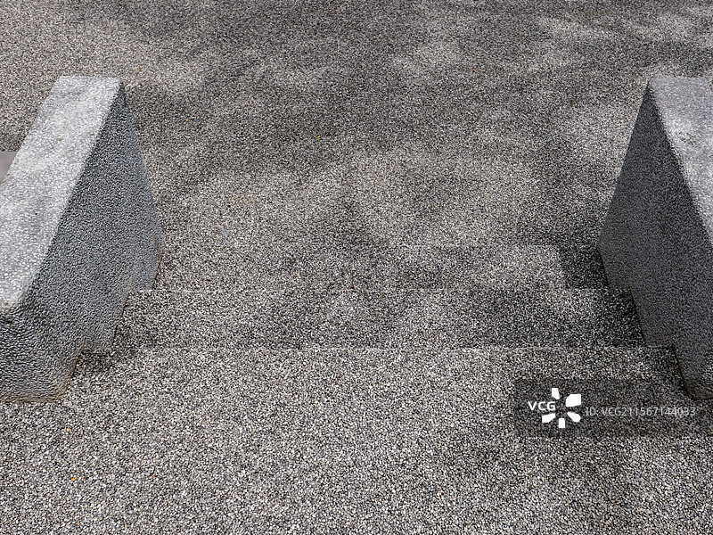 灰色石材铺地与简洁台阶构造图片素材