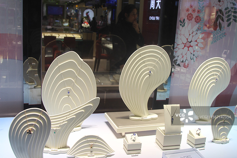 重庆市云阳县黄金店的顾客在选购黄金饰品贵金属图片素材