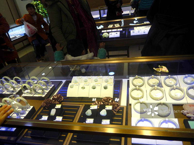 重庆市云阳县黄金店的顾客在选购黄金饰品贵金属图片素材