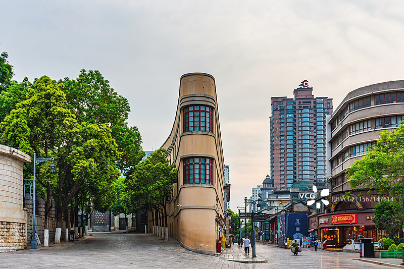 清晨的昆明老街纸片楼（对月楼）图片素材